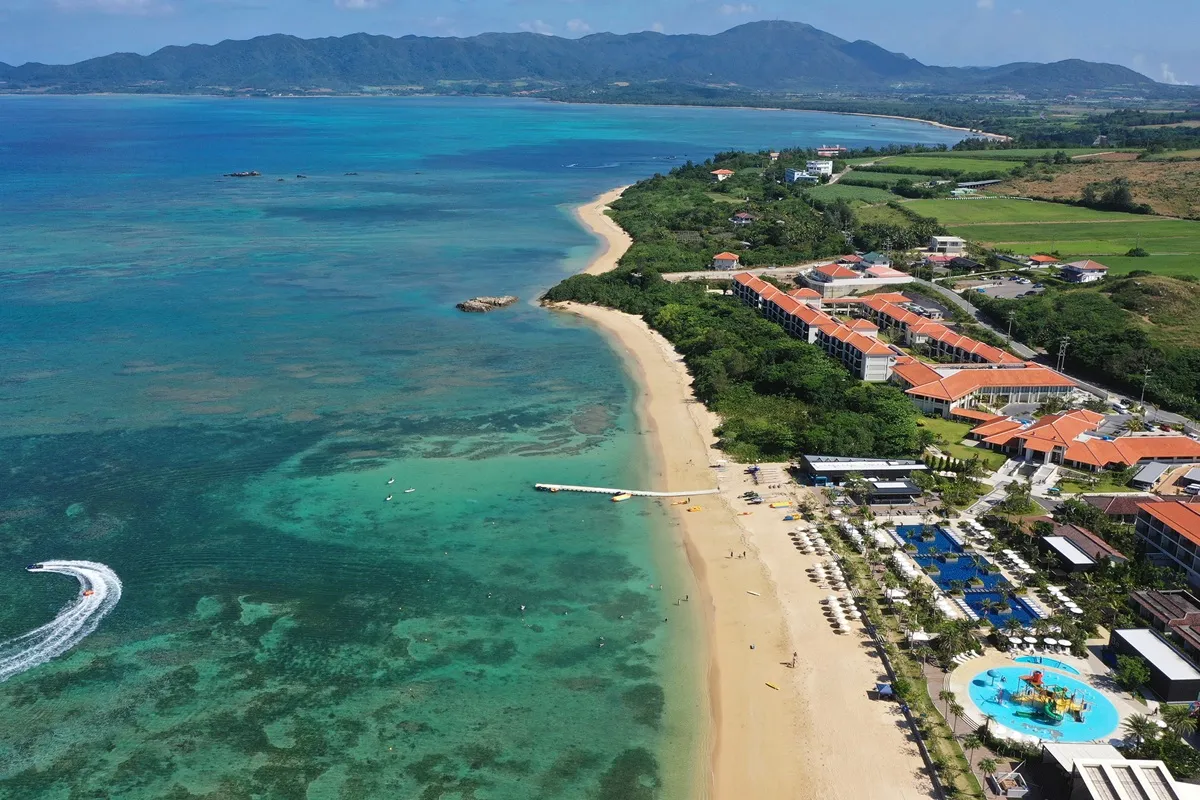 透き通る海、真っ白な砂浜、石垣島の西海岸に広がるビーチリゾート。