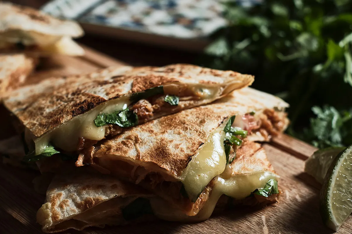 チキンと石垣産パクチーのケサディーヤ